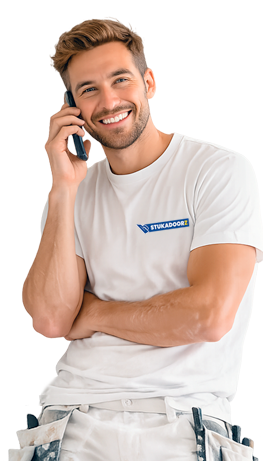 Vakkundige stukadoor aan de telefoon